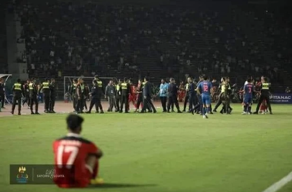 dan-mang-dna-cuoi-e-voi-cau-thu-tam-bat-bien-giua-dong-doi-van-bien-indonesia-vs-thai-lan