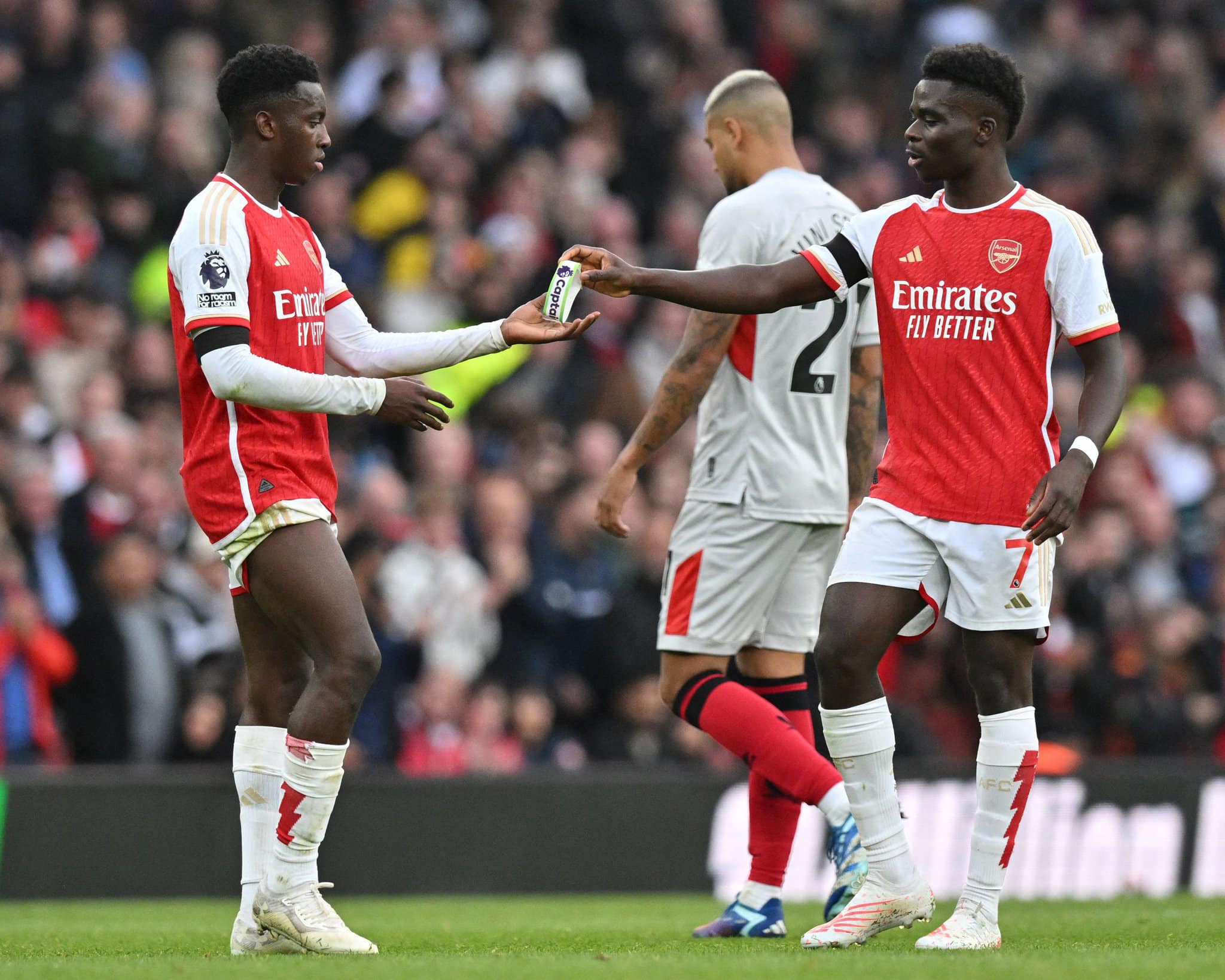 Bukayo Saka nhường băng đội trưởng